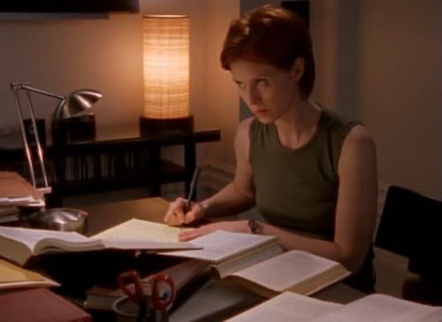 Miranda Hobbes estudia entre libros