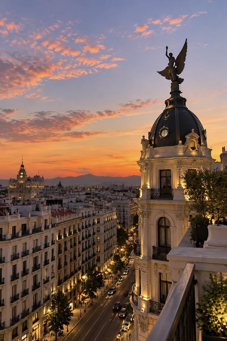 Edificio Metrópolis de Madrid al atardecer