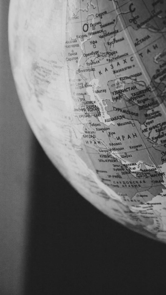 Globo terráqueo en blanco y negro sobre un escritorio