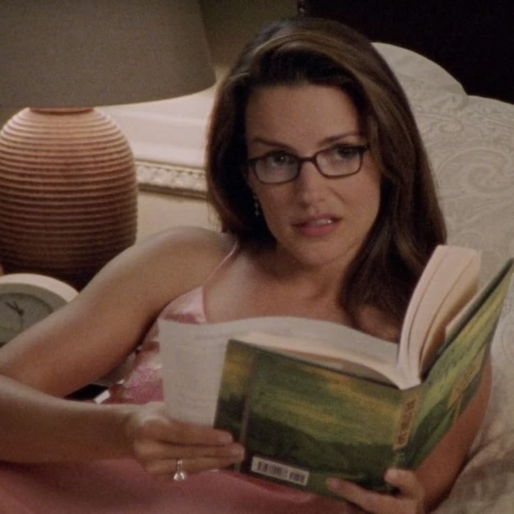 Charlotte York lee en la cama