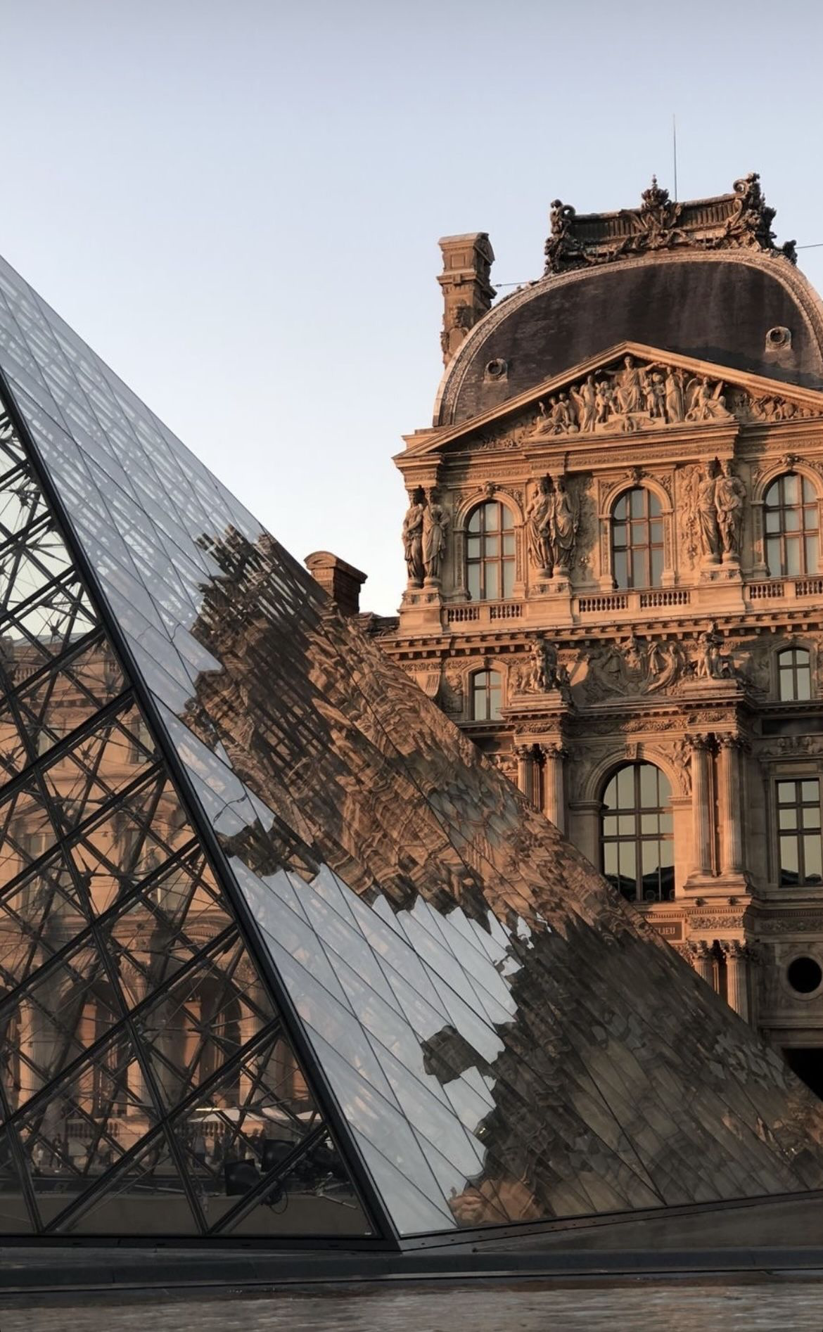 Pirámide y fachada del Louvre, París